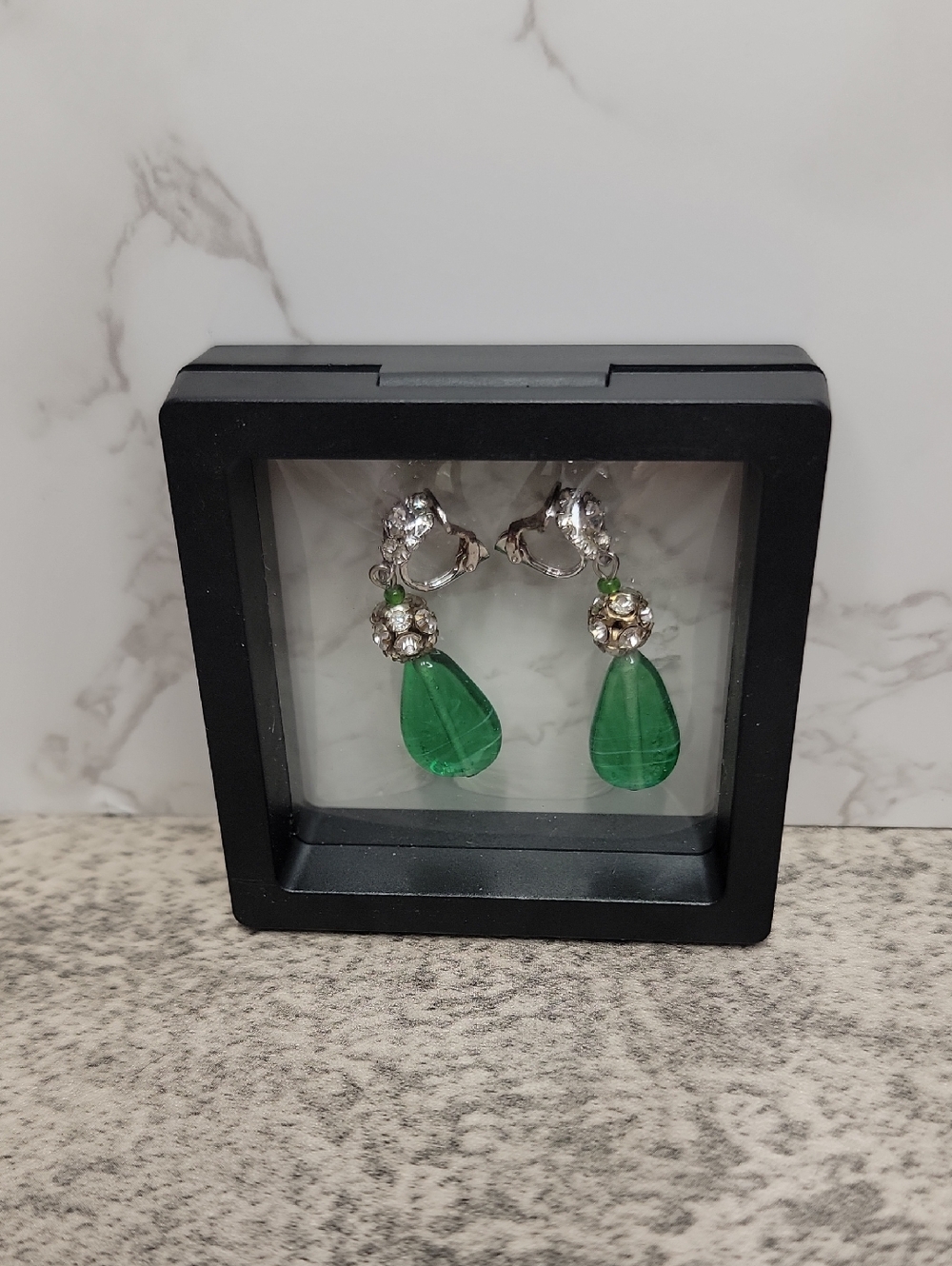 Vintage green bead and rhinestones clip on dangle earrings - Picture 4 of 7